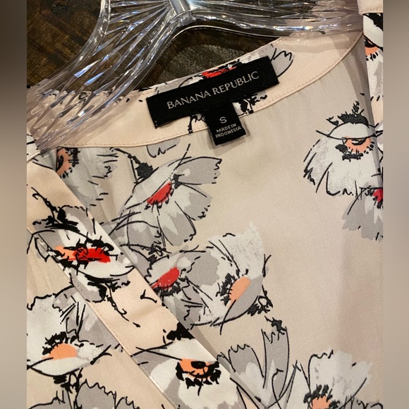 Banana Republic Silky Pink Floral V-neck Sleeveless Blouse Poppy Shirt Small Top - Picture 2 of 6